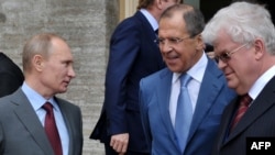 Ambasadorul rus la UE Vladimir Cijov cu Vladimir Putin și ministrul de externe Serghei Lavrov.