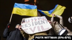 Участники акции солидарности с Украиной в Гданьске