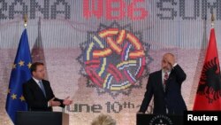 Albanski premijer Edi Rama i povjerenik EU za proširenje Oliver Varhely tokom Samita lidera Zapadnog Balkana u Palati brigada u Tirani, Albanija, 10. juna 2021. 