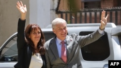 ჩილეს პრეზიდენტად არჩეული ხოსე ანტონიო კასტი და მისი მეუღლე მარია პია ადრიასოლა სანტიაგოში ჩასვლისას, 2025 წლის 15 დეკემბერს, საპრეზიდენტო არჩევნების მეორე ტურის მეორე დღეს.