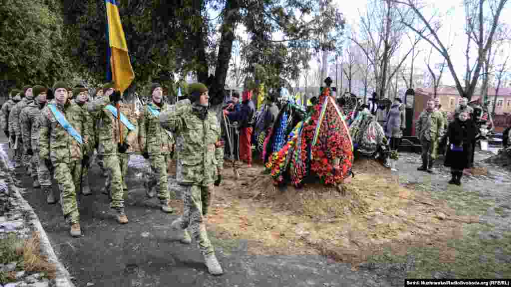 27 грудня в Києві поховали бійця 54-ї бригади, киянина Сергія Рубанчикова (Позивний &laquo;Ведьмак&raquo;), який загинув на Світлодарській дузі 24 грудня 2016 р. від ворожої міни. Йому було 36 років. На війні з перших днів. На фронт пішов добровольцем, разом зі своїм братом Володимиром, котрий зараз боронить Україну у лавах ЗСУ. Сергій служив у 131-му ОРБ, згодом у 54-й ОМБр. За кілька днів до загибелі отримав контузію на Світлодарській дузі і потрапив у шпиталь, але не зміг влежати на лікарняному ліжку і знову повернувся на передову до побратимів. Фото: Київ, 27 грудня 2016 року 