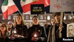 Учасниці акції на підтримку іранських протестувальників, Афіни, січень 2026 року