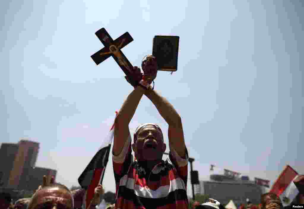 مخالف مرسی، با صلیبی و قرآنی در دست