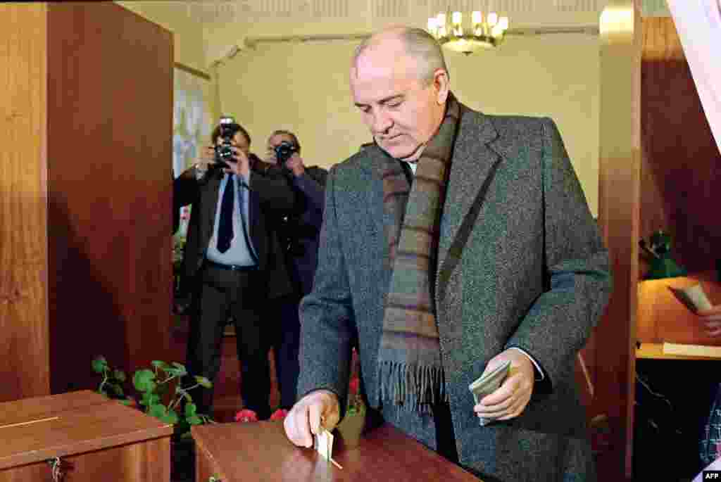 Gorbachev casts his ballot in Moscow on March 17, 1991, in a referendum to decide whether the Soviet Union would remain a unified state or not.