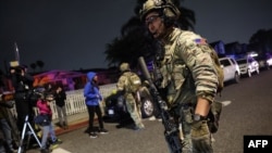 Agenți tactici ai FBI în apropierea unei case asociate cu suspectul implicat în atacul armat de la Cina Corespondenților de la Casa Albă, în Torrance, California, în dimineața zilei de 26 aprilie 2026.