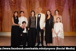 Өзбекстандын президенти Шавкат Мирзиёевдин кыздары Шахноза менен Саида италиялык тенор Андреа Бочеллинин Самарканддагы концертинде балдары менен кошо сүрөткө түшкөн. 2025-жылдын 31-августу.