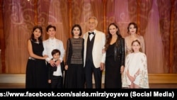 Дочери президента Узбекистана Шавката Мирзиёева Шахноза (справа) и Саида со своими детьми фотографируются с итальянским тенором Андреа Бочелли в день его концерта в Самарканде. 31 августа 2025 года