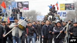 Оппозициянын Ак үйдү карай жүрүшү, 7-апрель, 2010.