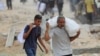 Palestinezët duke bartur ndihma të ofruara nga GHF-ja. 