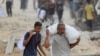 Palestinci nose pomoć koju pruža GHF.