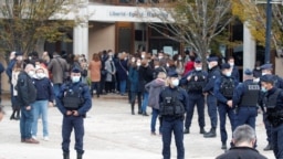 اجتماع پلیس و شهروندان فرانسوی در محل تدریس معلم جان‌باخته بر اثر حمله جان اسلامگرای چچنی
