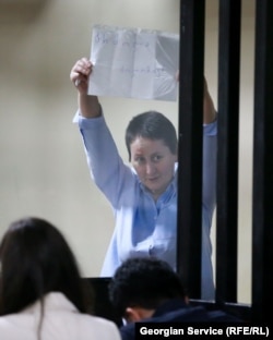 „ბრძოლა ბოლომდე“ - წერია მზია ამაღლობელის მიერ 18 მარტს საკუთარ სასამართლოზე აღმართულ ფურცელზე.