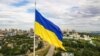 Прапор України на висоті 90 метрів, встановлений у Києві. Праворуч на фото – Києво-Печерська лавра 