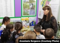 Анастасия Сергеева на уроке в школе
