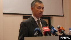 Сапарбек Нурпеисов, представитель Генеральной прокуратуры Казахстана, выступает с запретом читать книгу Рахата Алиева. Астана, 21 мая 2009 года.