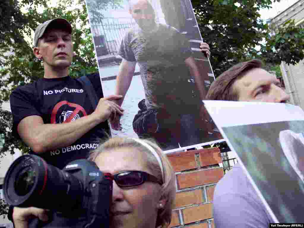 Участники акции в поддержку обвиняемых в шпионаже грузинских фоторепортеров с плакатами "I'm a photographer not a spy", " No pictures - No democracy" у здания Швейцарского посольства в Москве, где представляются интересы Грузии.