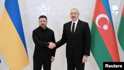 Президент Азербайджану Ільгам Алієв тисне руку президентові України Володимиру Зеленському під час їхньої зустрічі в Габалі, Азербайджан, 25 квітня 2026 року