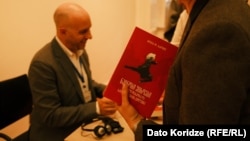 თბილისში მყოფი ერიკ სკოტი და მისი წიგნი საბჭოთა კავშირში ქართულ დიასპორაზე, 2025 წლის სექტემბერი 