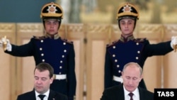 По мнению экспертов, премьер-министр России Дмитрий Медведев (слева) и президент РФ Владимир Путин вступили в сложный период бюджетных взаимоотношений.