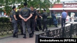 Новопушкинский сквер в день митинга в защиту узников 6 мая был заполнен полицией еще с полудня