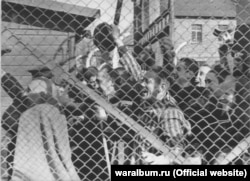 Ув'язнені концтабору «Освенцим» вітають своїх визволителів. Фото з виставки «Тріумф людини. Мешканці України, які пройшли нацистські концтабори»
