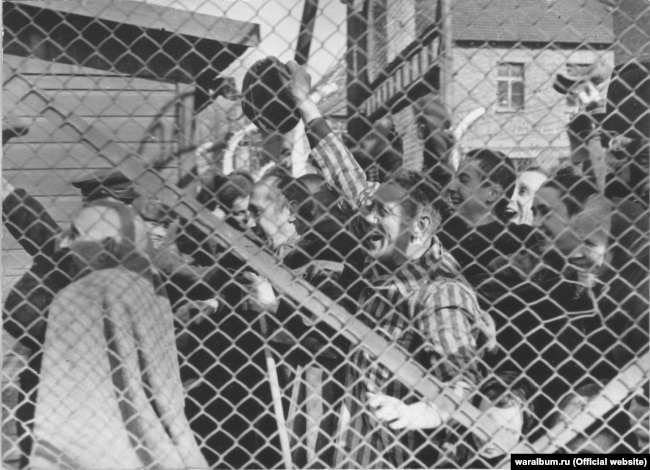Ув’язнені концтабору «Освенцим» вітають своїх визволителів. Фото з виставки «Тріумф людини. Мешканці України, які пройшли нацистські концтабори»