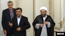 محمود احمدی‌نژاد و صادق لاریجانی پس از جلسه سران قوا در شهریورماه سال ۹۱ 