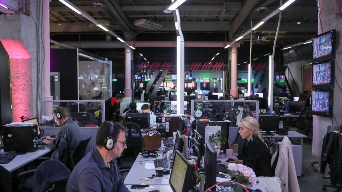„Toată lumea trebuie să respecte legile”: canalul TV rus Dojd suspendat ...