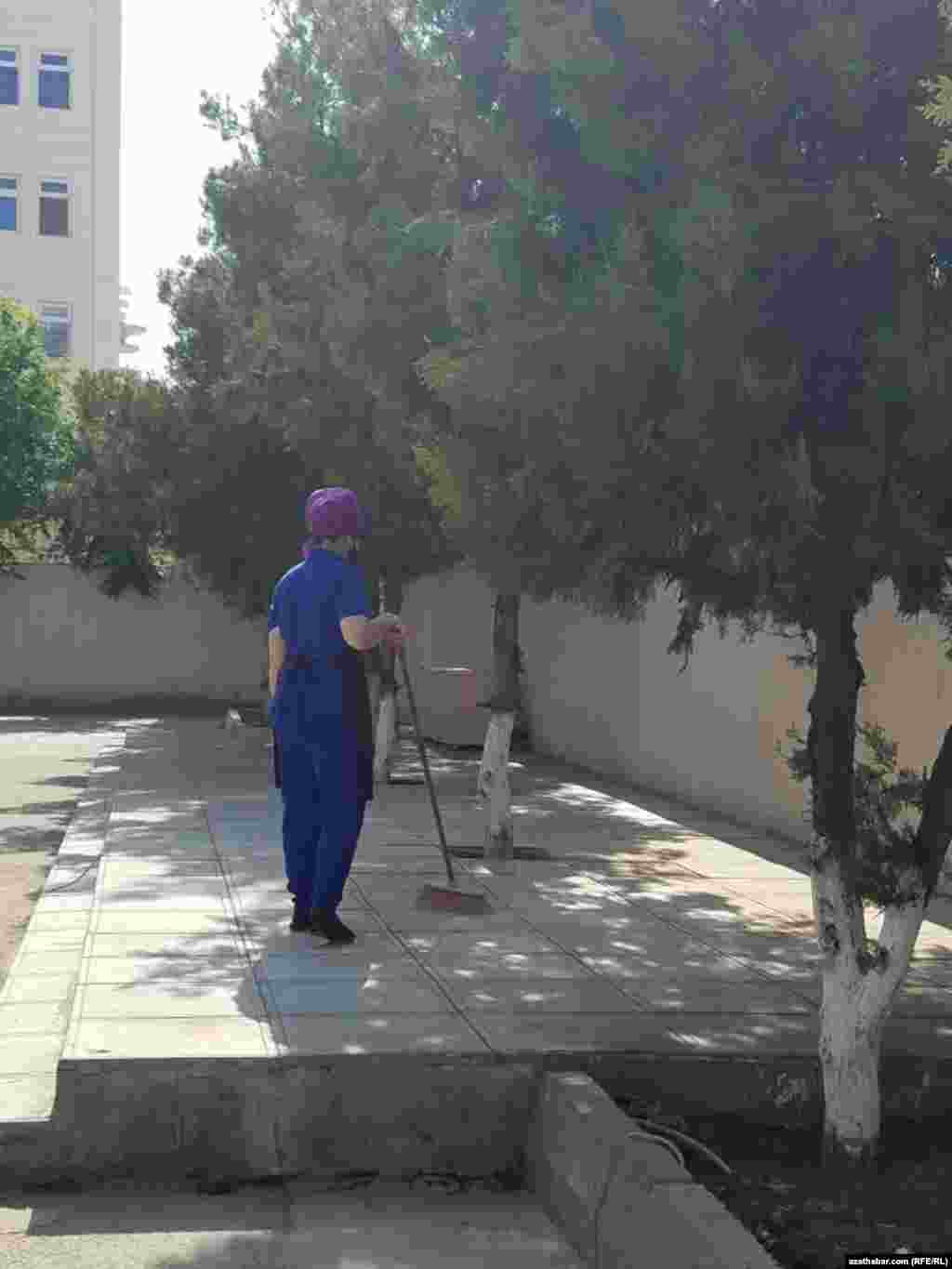 Tämizleýji aýal. Aşgabat, 2021.