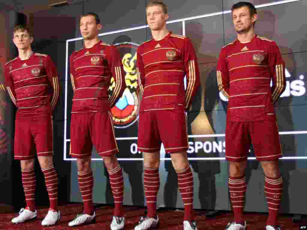 Дел од репрезентацијата на Русија со новите дресови