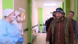 Кадиров робив селфі з медичними працівниками в лікарні без захисного халату та маски