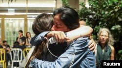 Reakcija Einav Zangauker, majke taoca Matana Zangaukera, nakon objave da su se Izrael i Hamas dogovorili o prvoj fazi primirja u Gazi, na "Trgu talaca" u Tel Avivu, 9. oktobra 2025.