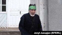 Дөөлөт Бабай уулу Шаар-Туздагы кыргыздар курган чайхана-мечиттин жанында.