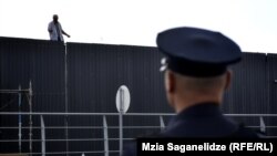 Отчаявшийся участник акции протеста