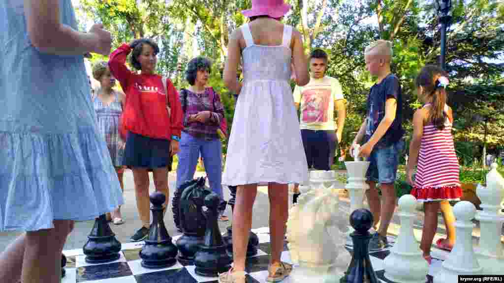 В то время как на шахматном поле идет сражение гигантскими фигурами
