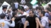 Təhsil Nazirliyi qarşısında aksiyaçılarla polis arasında qarşıdurma olub [Video]