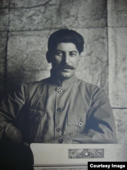 Revoluționarul bolșevic Iosif Stalin în 1920, când era comandant politic al Armatei Muncii ucrainene în timpul războiului civil. Doi ani mai târziu, va fi numit secretar general al partidului bolșevic.