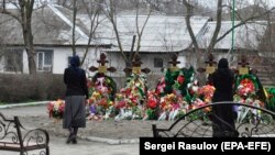 Могилы жертв атаки на церковь в Кизляре