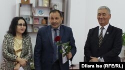 "Демократия институттарын дамыту орталығы" қоғамдық бірлестігі шымкенттік белсенді Ибрахим Әлсеркені (ортада) марапаттап тұр. Шымкент, 18 қаңтар 2017 жыл.