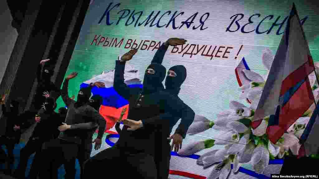 Часть выступления: артисты демонстрируют &laquo;фашистов в Крыму&raquo; во время событий 2014 года