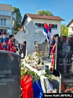 Arkivoli i Bilana Plavshiqit i mbuluar me flamurin e Republikës Sërpska.