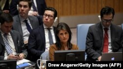 Ambasadorica Sjedinjenih Država pri Ujedinjenim narodima Nikki Haley na sjednici Vijeća sigurnosti UN-a