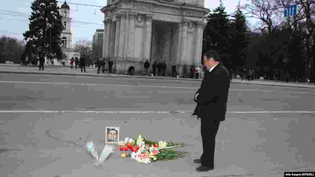 Victor Boboc pune flori &icirc;n locul unde a fost ucis fiul său Valeriu Boboc la 7 aprilie 2009