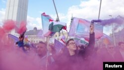 Protest u Budimpešti pošto je parlament usvojio zakon koji vlasti koriste za opravdanje zabrane Parade ponosa, 8. april 2025.