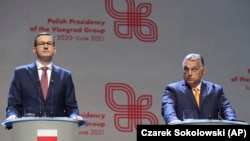 2020. szeptember 11. Orbán Viktor és Mateusz Morawiecki lengyel miniszterelnök a V4-ek találkozója után. Lengyelország és Magyarország akkor megvétózta az Európai Unió hétéves költségvetését és a koronavírus utáni helyreállítási tervet a „jogállamisági mechanizmus” miatt