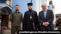 Volodimir Zelenszkij ukrán elnök ( balra) és Boris Johnson brit miniszterelnök (jobbra) az OCU tulajdonában lévő Szent Mihály kolostorban tett látogatáson. Kijev, 2022. június 17.