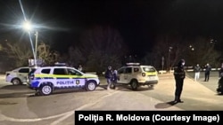 Circulația pe pod este blocată de polițiști.