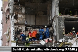 Місце російського повітряного удару у житловий будинок Києва під час масованої ракетно-дронової атаки. 27 грудня 2025 року