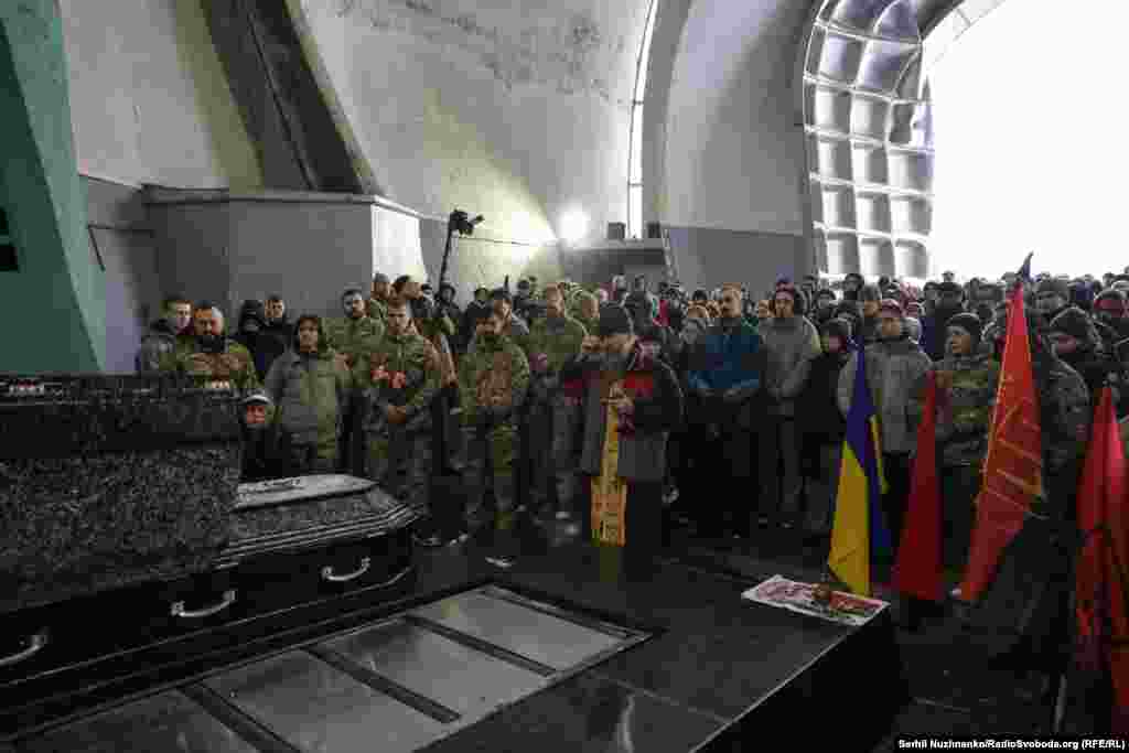 Прощання із загиблою бійчинею УДА, журналісткою та мисткинею Ланою «Саті» Чорногорською на Байковому кладовищі у Києві