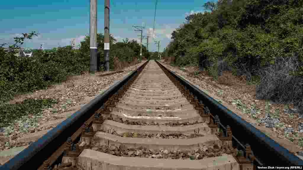 Рядом &ndash; действующая железная дорога, которая проложена по насыпи, пересекающей Ушакову балку